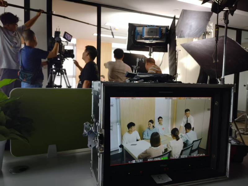 南开区TVC拍摄公司：科技产品视觉化大师，诠释未来感与功能美学